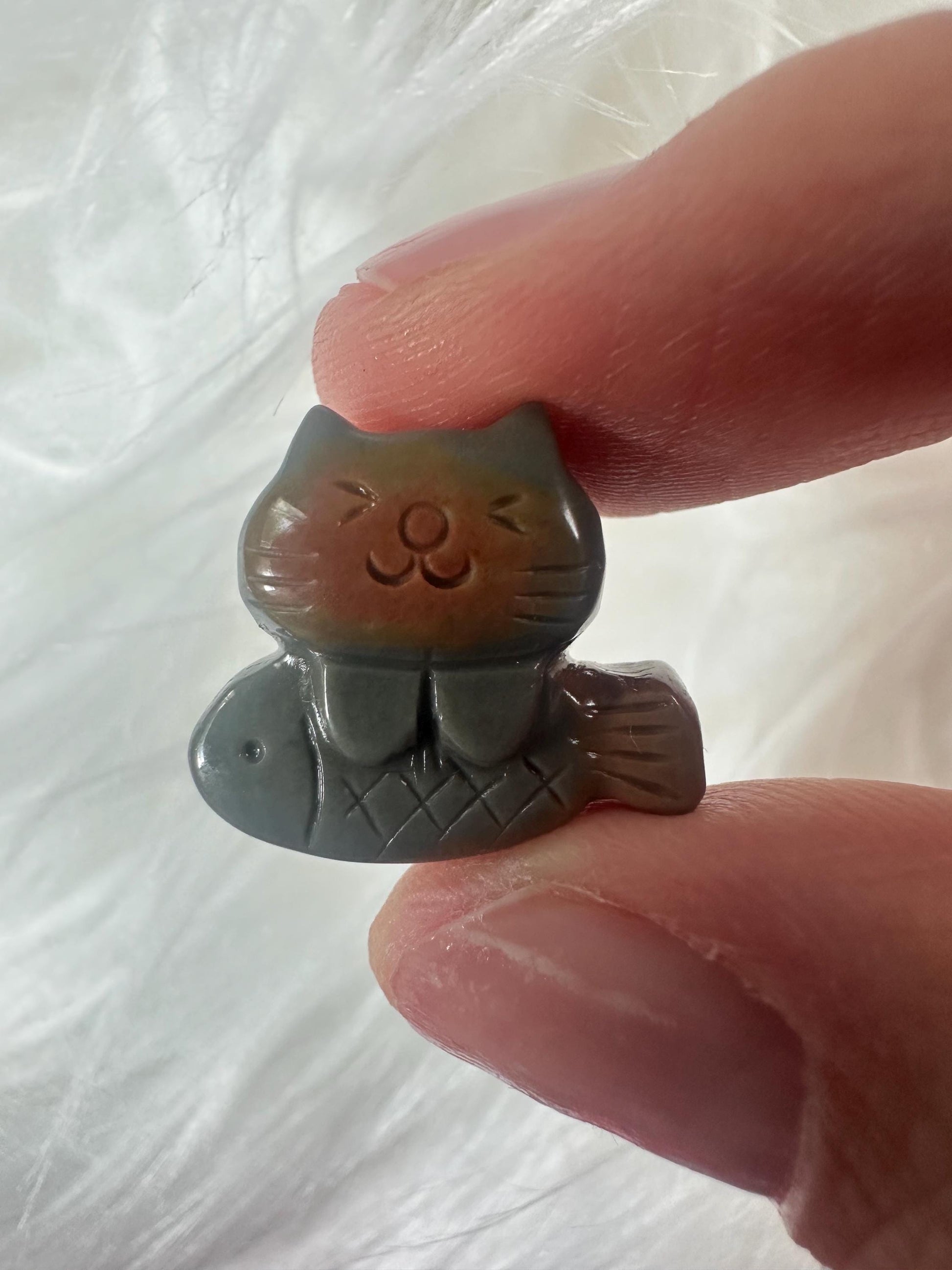 Mini Alashan Agate Cat with Fish – Carved Crystal Animal Figurine, Natural Gemstone Sculpture, Whimsical Decor, Unique Collector Display