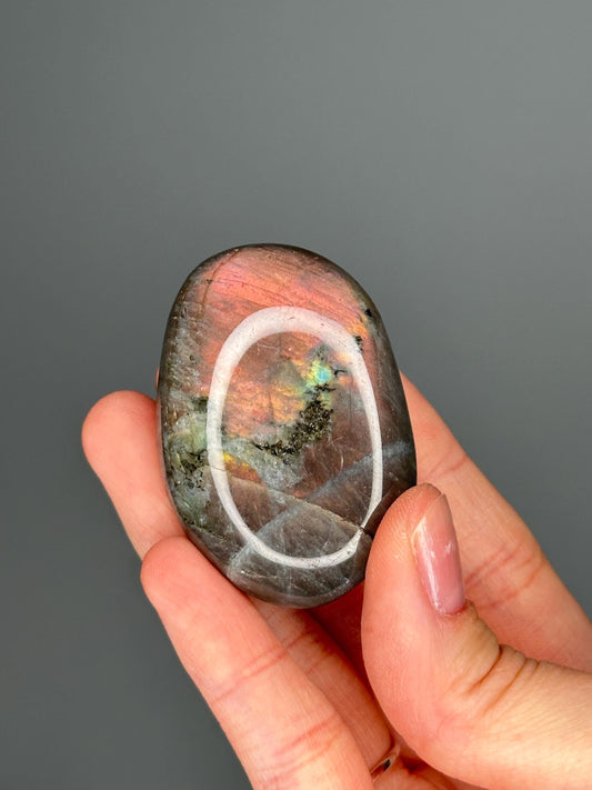 Labradorite Palmstone – Double-Sided Flash Crystal, Polished Gemstone for Intuition & Protection, Energy Tool, Spiritual Decor or Gift