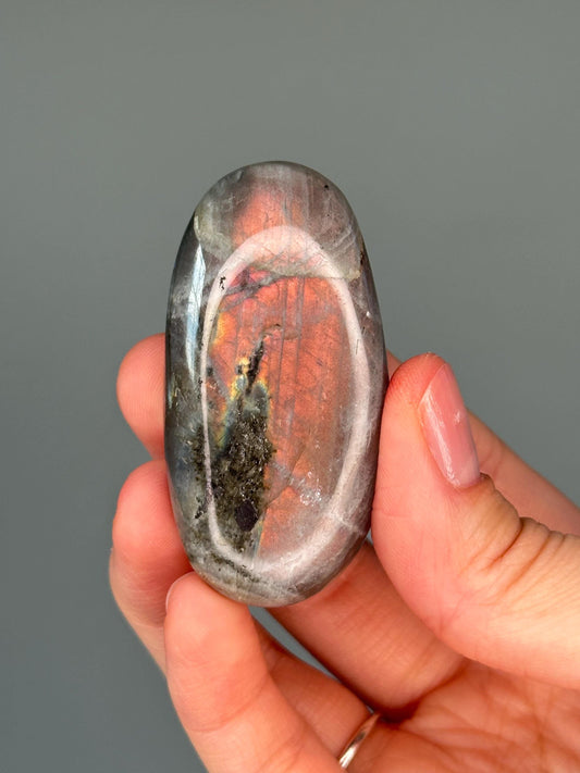 Labradorite Palmstone – Double-Sided Flash Crystal, Polished Gemstone for Intuition & Protection, Energy Tool, Spiritual Decor or Gift