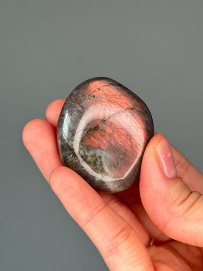 Labradorite Palmstone – Double-Sided Flash Crystal, Polished Gemstone for Intuition & Protection, Energy Tool, Spiritual Decor or Gift