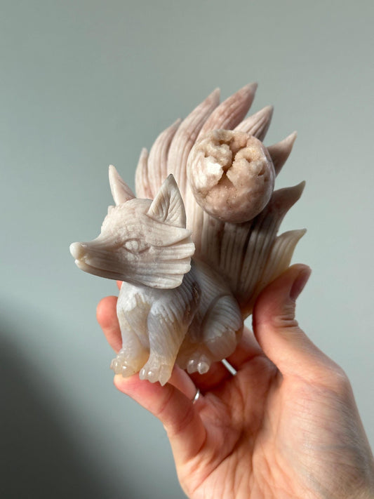 Flower Agate Nine-Tailed Fox – Carved Crystal Kitsune Figurine, Gemstone Spirit Animal, Mystical Decor, Unique Gift for Collectors