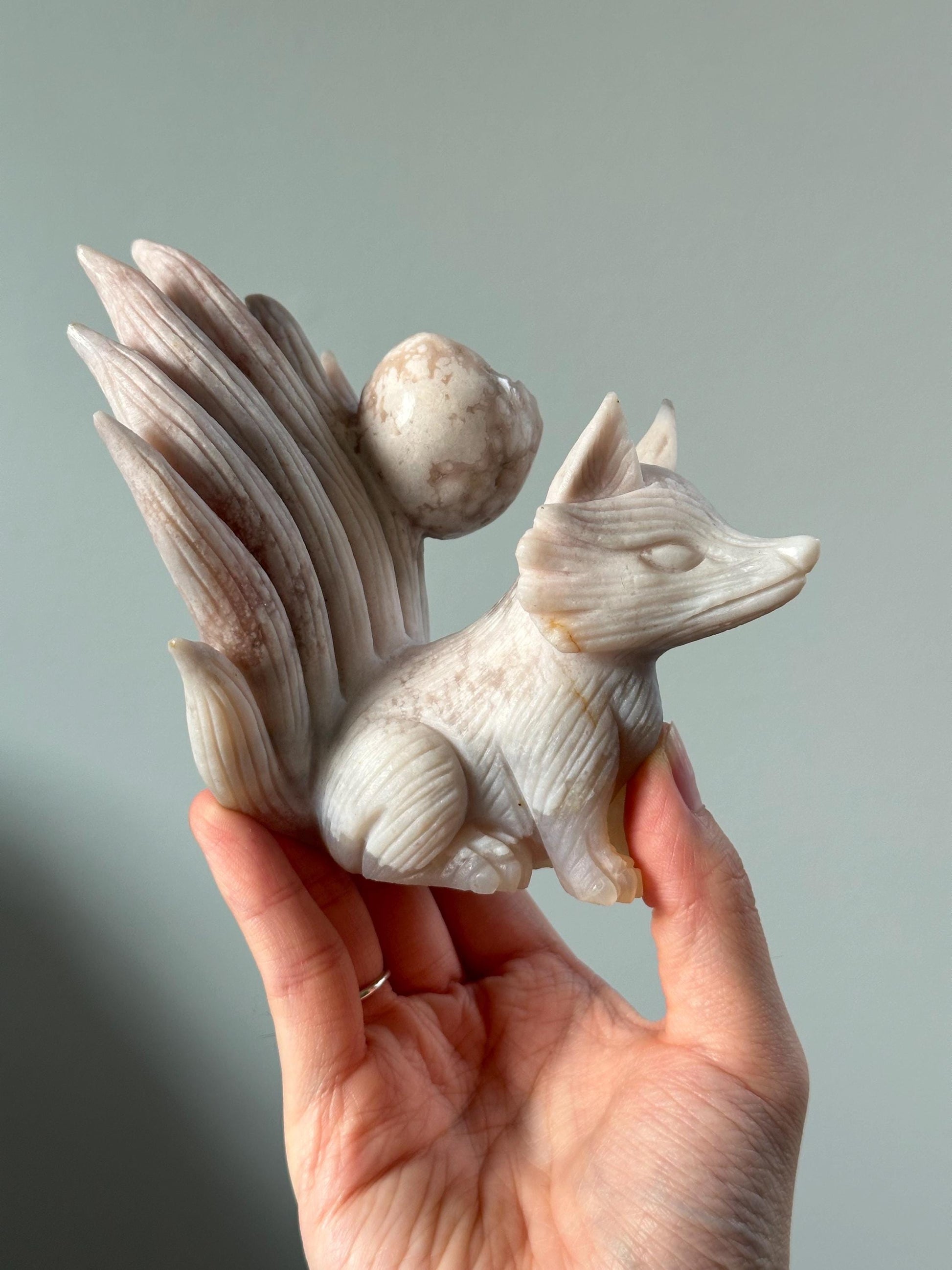 Flower Agate Nine-Tailed Fox – Carved Crystal Kitsune Figurine, Gemstone Spirit Animal, Mystical Decor, Unique Gift for Collectors