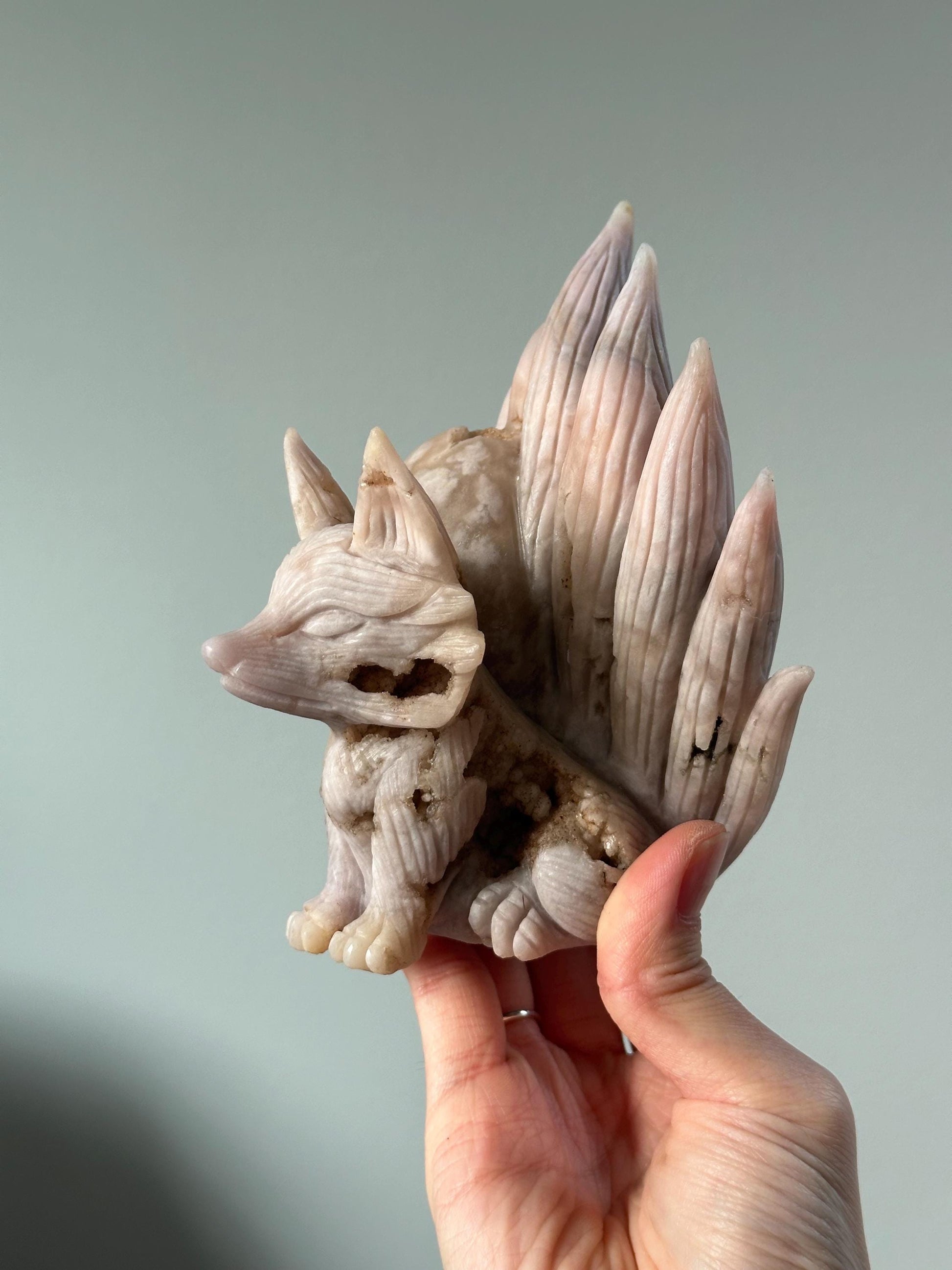 Flower Agate Nine-Tailed Fox – Carved Crystal Kitsune Figurine, Gemstone Spirit Animal, Mystical Decor, Unique Gift for Collectors