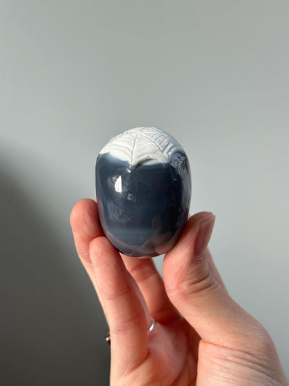 Halloween Orca Agate Skull – Carved Crystal with Spiderweb & Worm, Spooky Gemstone Decor, Unique Skull Sculpture, Creepy Crystal Gift
