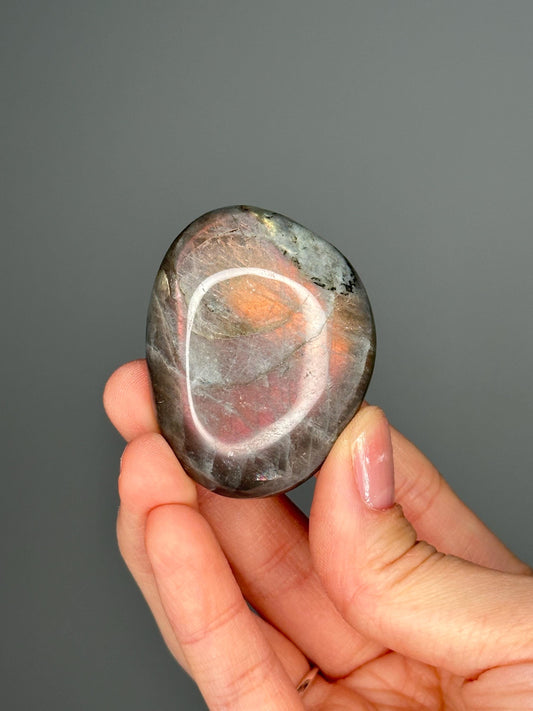 Labradorite Palmstone – Double-Sided Flash Crystal, Polished Gemstone for Intuition & Protection, Energy Tool, Spiritual Decor or Gift