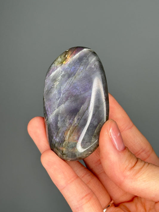 Labradorite Palmstone – Double-Sided Flash Crystal, Polished Gemstone for Intuition & Protection, Energy Tool, Spiritual Decor or Gift