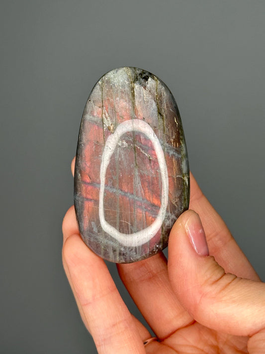 Labradorite Palmstone – Double-Sided Flash Crystal, Polished Gemstone for Intuition & Protection, Energy Tool, Spiritual Decor or Gift