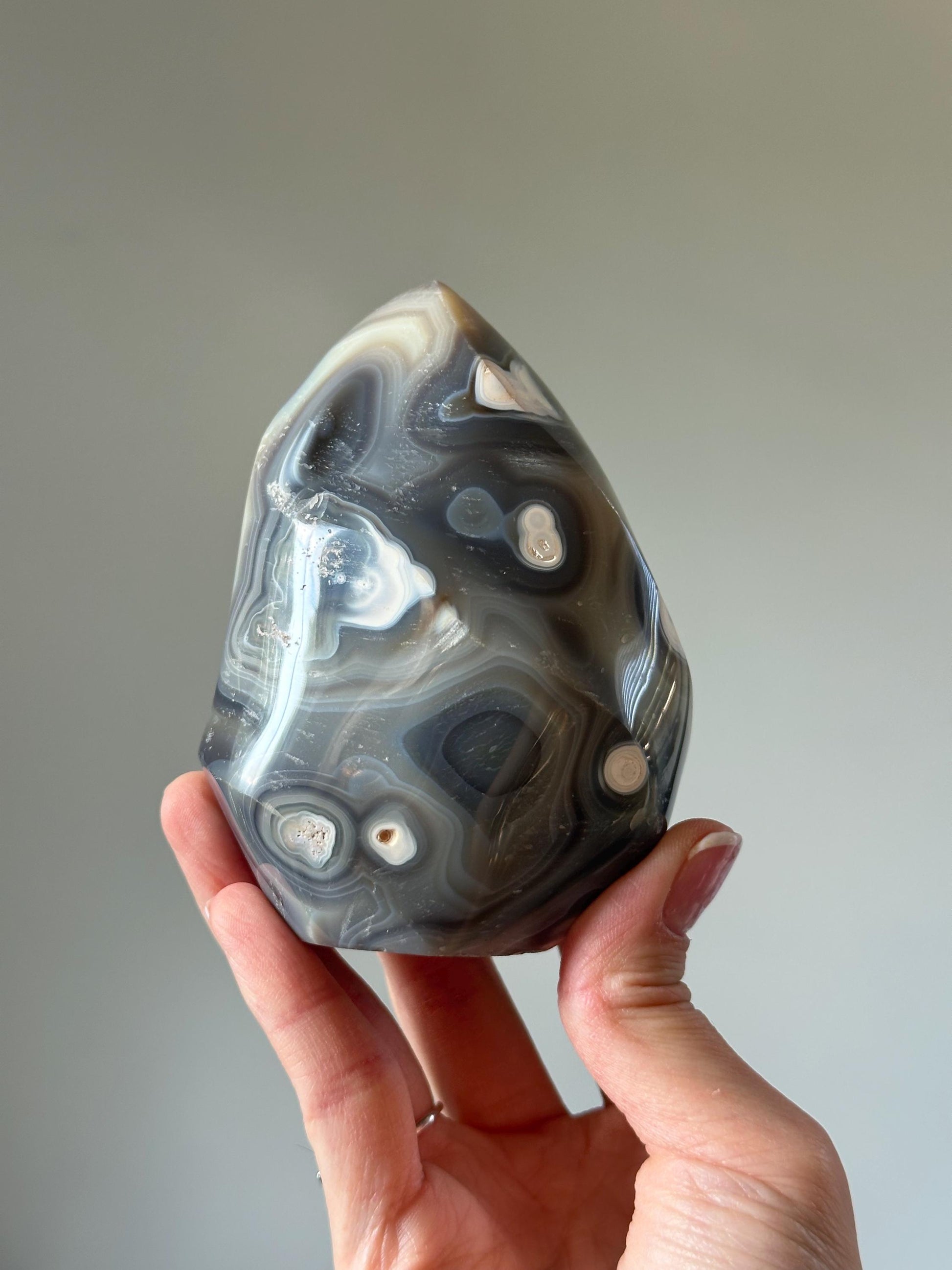 Orca Agate Flame – Polished Crystal Flame Sculpture, Natural Gray & White Gemstone, Grounding Energy Stone, Elegant Ocean-Inspired Decor
