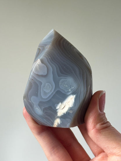 Orca Agate Flame – Polished Crystal Flame Sculpture, Natural Gray & White Gemstone, Grounding Energy Stone, Elegant Ocean-Inspired Decor
