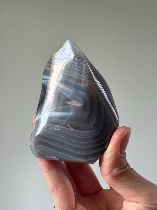 Orca Agate Flame – Polished Crystal Flame Sculpture, Natural Gray & White Gemstone, Grounding Energy Stone, Elegant Ocean-Inspired Decor