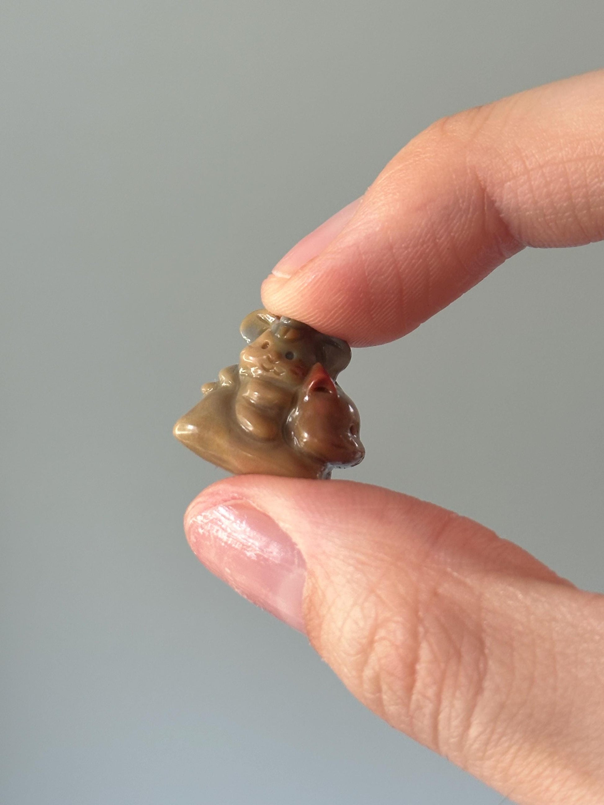 Mini Alashan Agate Mouse Riding Cat – Carved Crystal Figurine, Natural Gemstone Sculpture, Whimsical Animal Decor, Unique Collector Piece