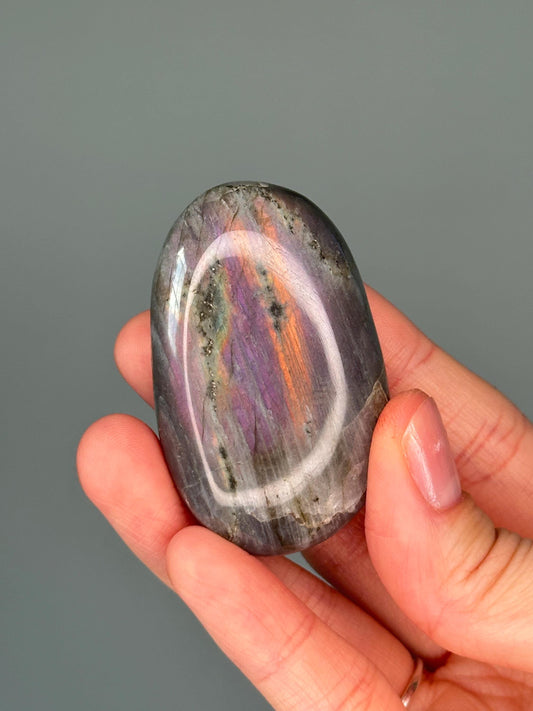 Labradorite Palmstone – Double-Sided Flash Crystal, Polished Gemstone for Intuition & Protection, Energy Tool, Spiritual Decor or Gift