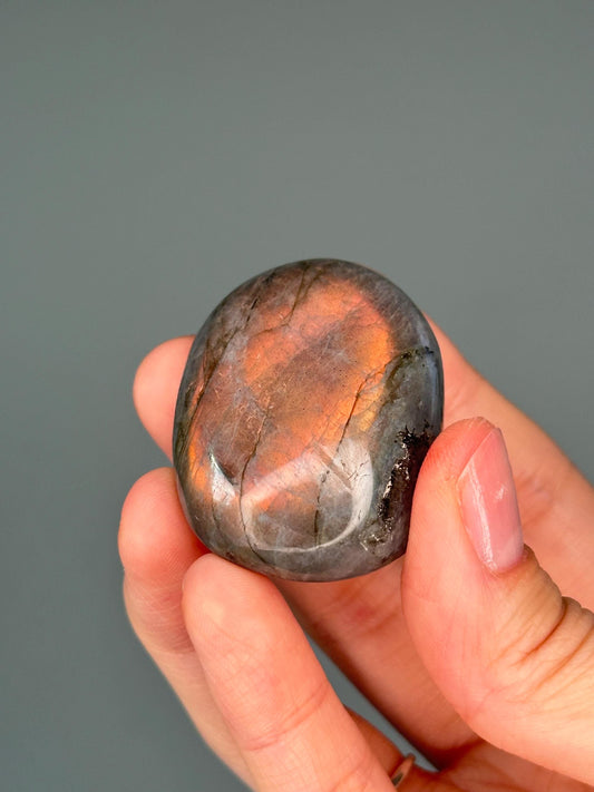 Labradorite Palmstone – Double-Sided Flash Crystal, Polished Gemstone for Intuition & Protection, Energy Tool, Spiritual Decor or Gift