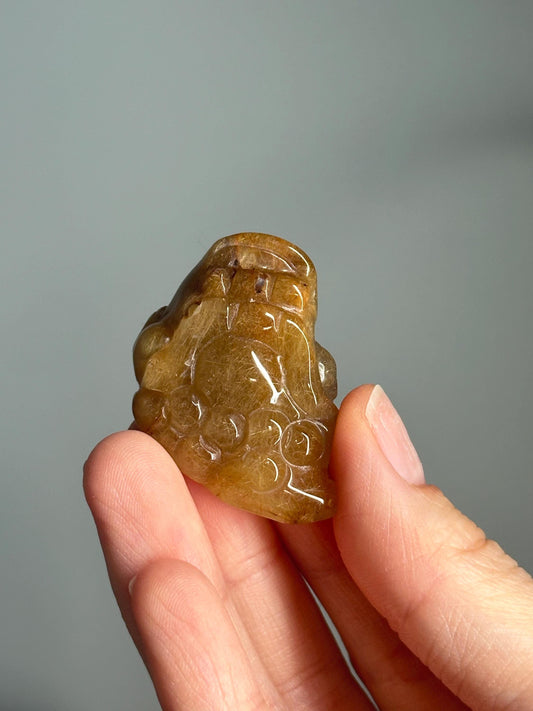 Golden Rutile Quartz Money Frog – Carved Crystal Wealth Toad, Natural Gemstone for Abundance, Feng Shui Decor, Prosperity and Luck Charm