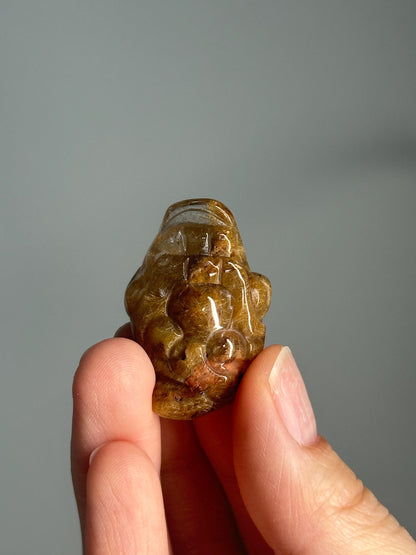 Golden Rutile Quartz Money Frog – Carved Crystal Wealth Toad, Natural Gemstone for Abundance, Feng Shui Decor, Prosperity and Luck Charm