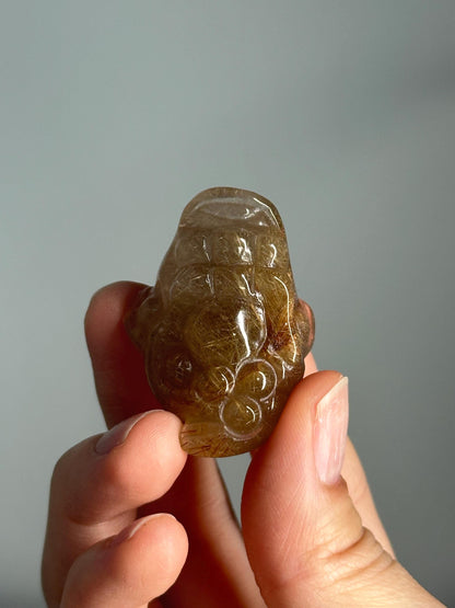 Golden Rutile Quartz Money Frog – Carved Crystal Wealth Toad, Natural Gemstone for Abundance, Feng Shui Decor, Prosperity and Luck Charm