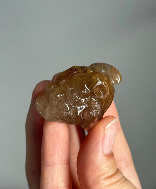 Golden Rutile Quartz Money Frog – Carved Crystal Wealth Toad, Natural Gemstone for Abundance, Feng Shui Decor, Prosperity and Luck Charm