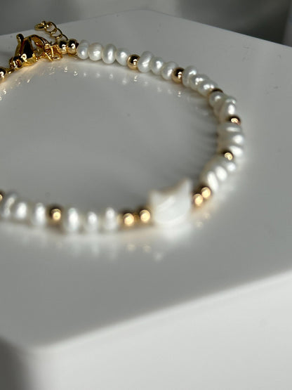 Adjustable Pearl Bracelet with Cat Head Focal Bead & Gold Spacers, Elegant Whimsical Jewelry for Cat Lovers and Feminine Charm