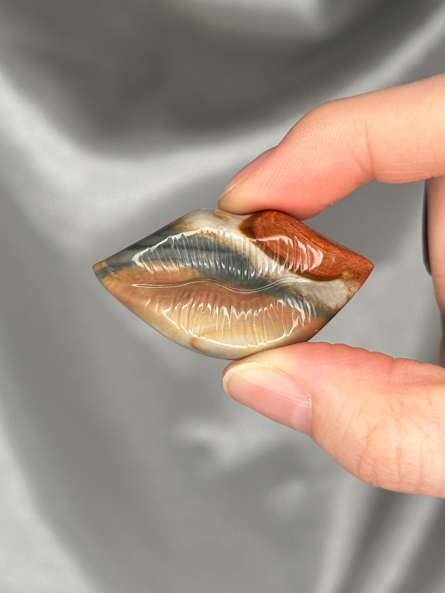 Alashan Agate Lips Carving | Natural Agate Stone Lip Sculpture | Polished Mini Crystal Figurine | Unique Mineral Display Piece Collectors