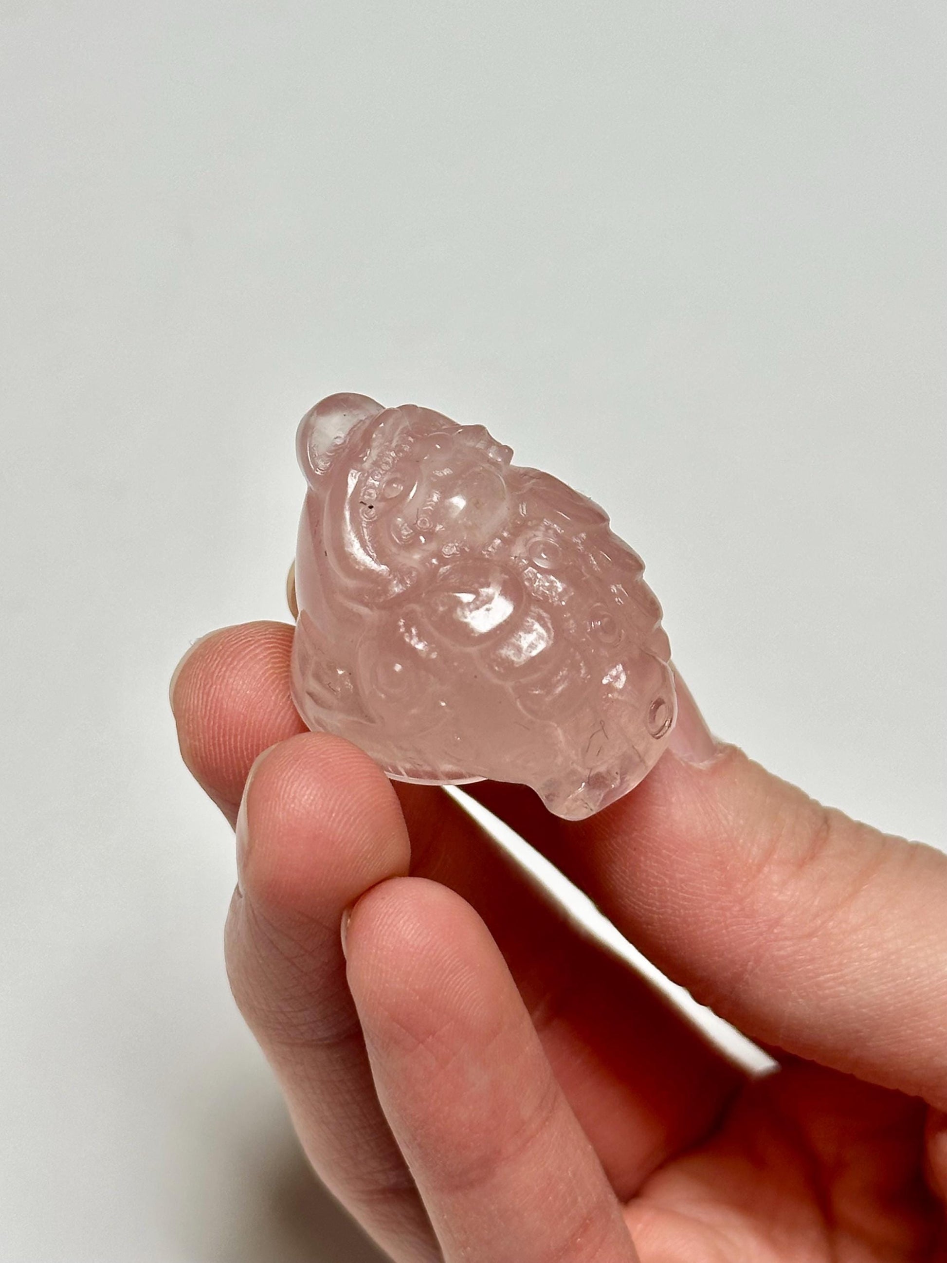 Mini Rose Quartz Money Frog – Carved Crystal Wealth Toad, Natural Gemstone Figurine, Feng Shui Abundance Decor, Lucky Rose Quartz Sculpture