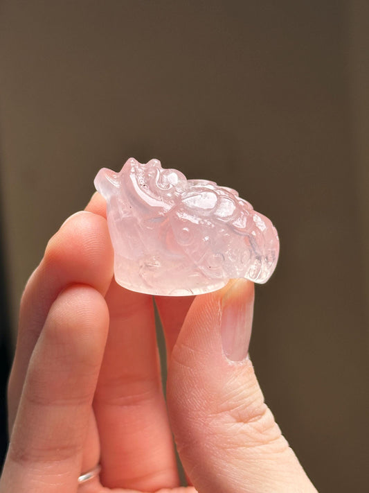 Mini Rose Quartz Money Frog – Carved Crystal Wealth Toad, Natural Gemstone Figurine, Feng Shui Abundance Decor, Lucky Rose Quartz Sculpture