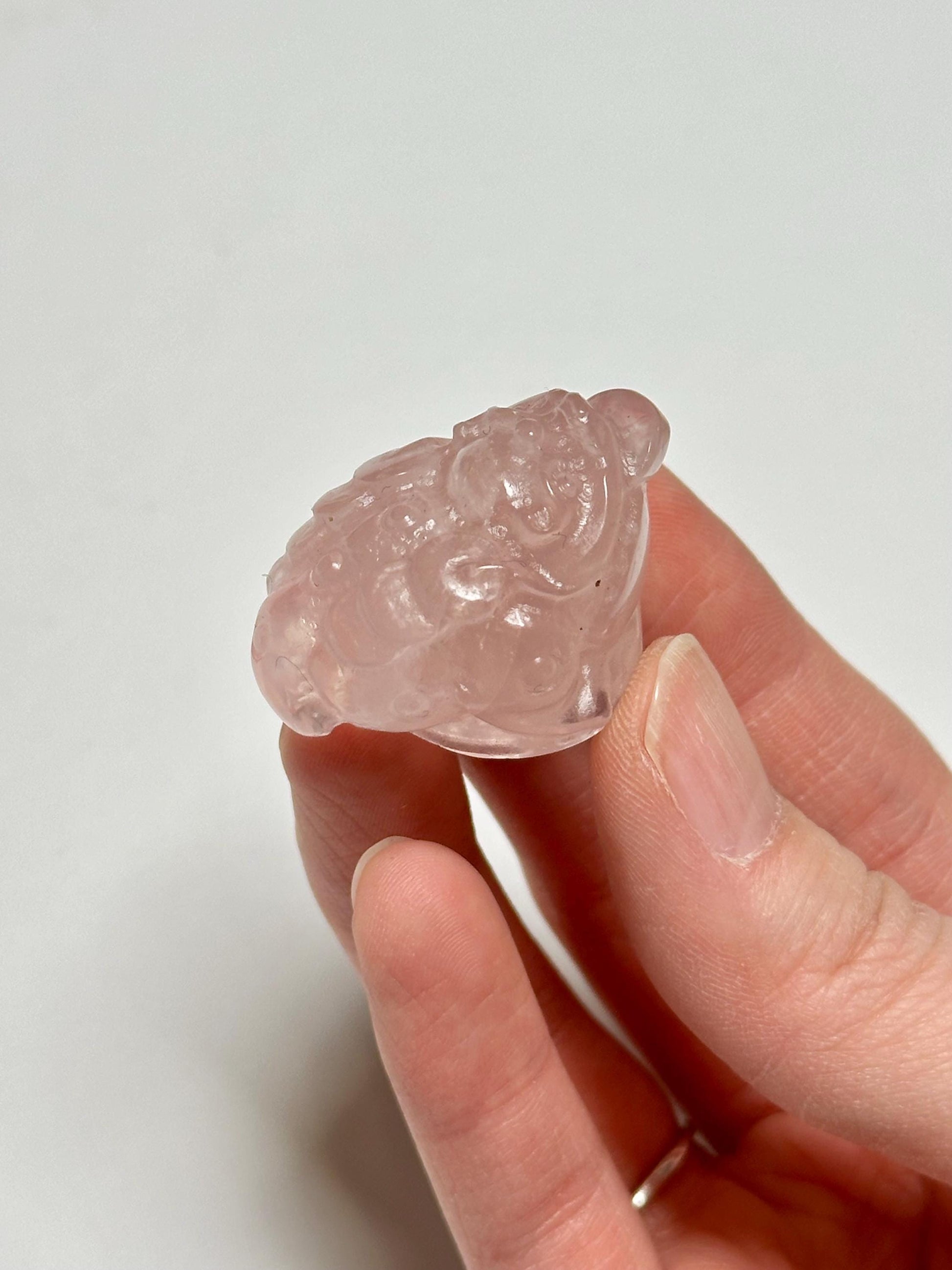Mini Rose Quartz Money Frog – Carved Crystal Wealth Toad, Natural Gemstone Figurine, Feng Shui Abundance Decor, Lucky Rose Quartz Sculpture