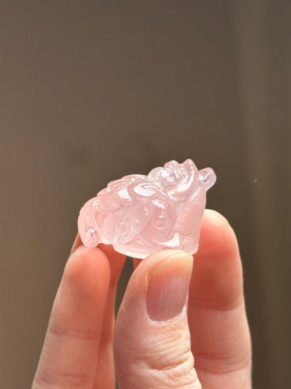 Mini Rose Quartz Money Frog – Carved Crystal Wealth Toad, Natural Gemstone Figurine, Feng Shui Abundance Decor, Lucky Rose Quartz Sculpture