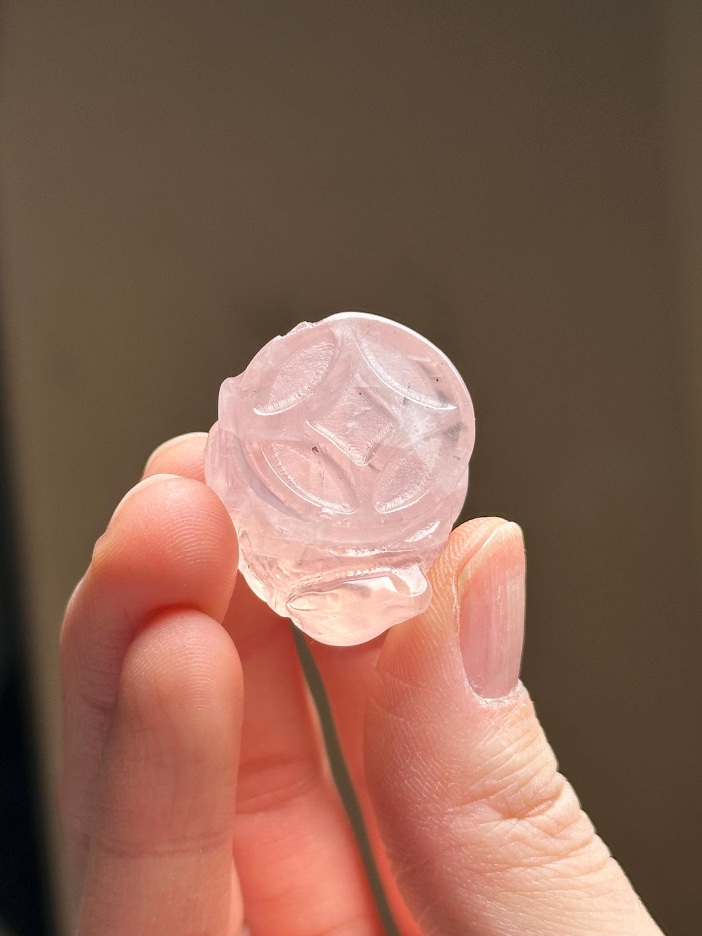 Mini Rose Quartz Money Frog – Carved Crystal Wealth Toad, Natural Gemstone Figurine, Feng Shui Abundance Decor, Lucky Rose Quartz Sculpture
