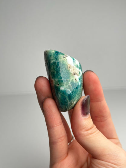 Green Haüyne Freeform UV Reactive | Natural Fluorescent Haüyne Crystal Sculpture | Mineral Display Piece for Home Decor Accent
