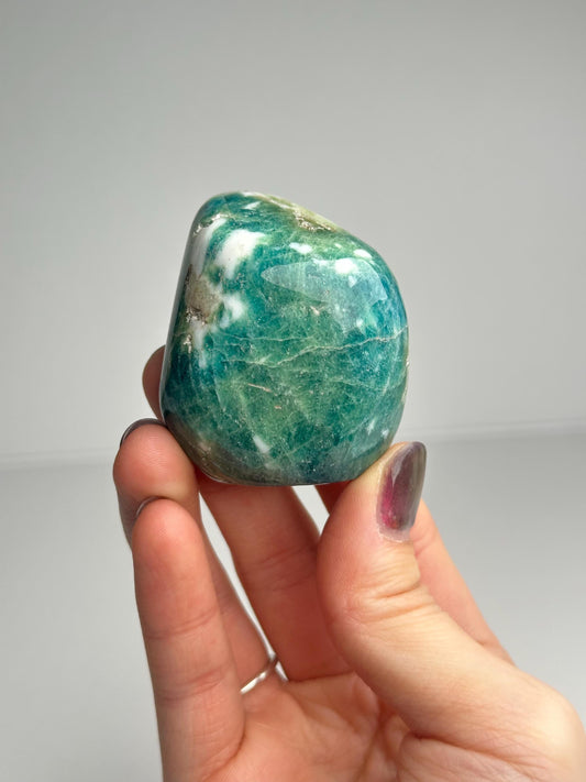 Green Haüyne Freeform UV Reactive | Natural Fluorescent Haüyne Crystal Sculpture | Mineral Display Piece for Home Decor Accent